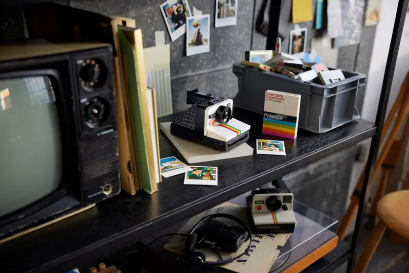 Lego Ideas Polaroid Camera 21345 - Image 5