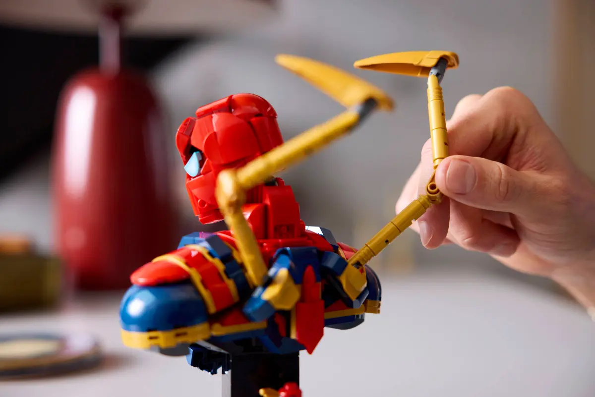 Lego SH Iron Spiderman Bust 76326 - Image 3