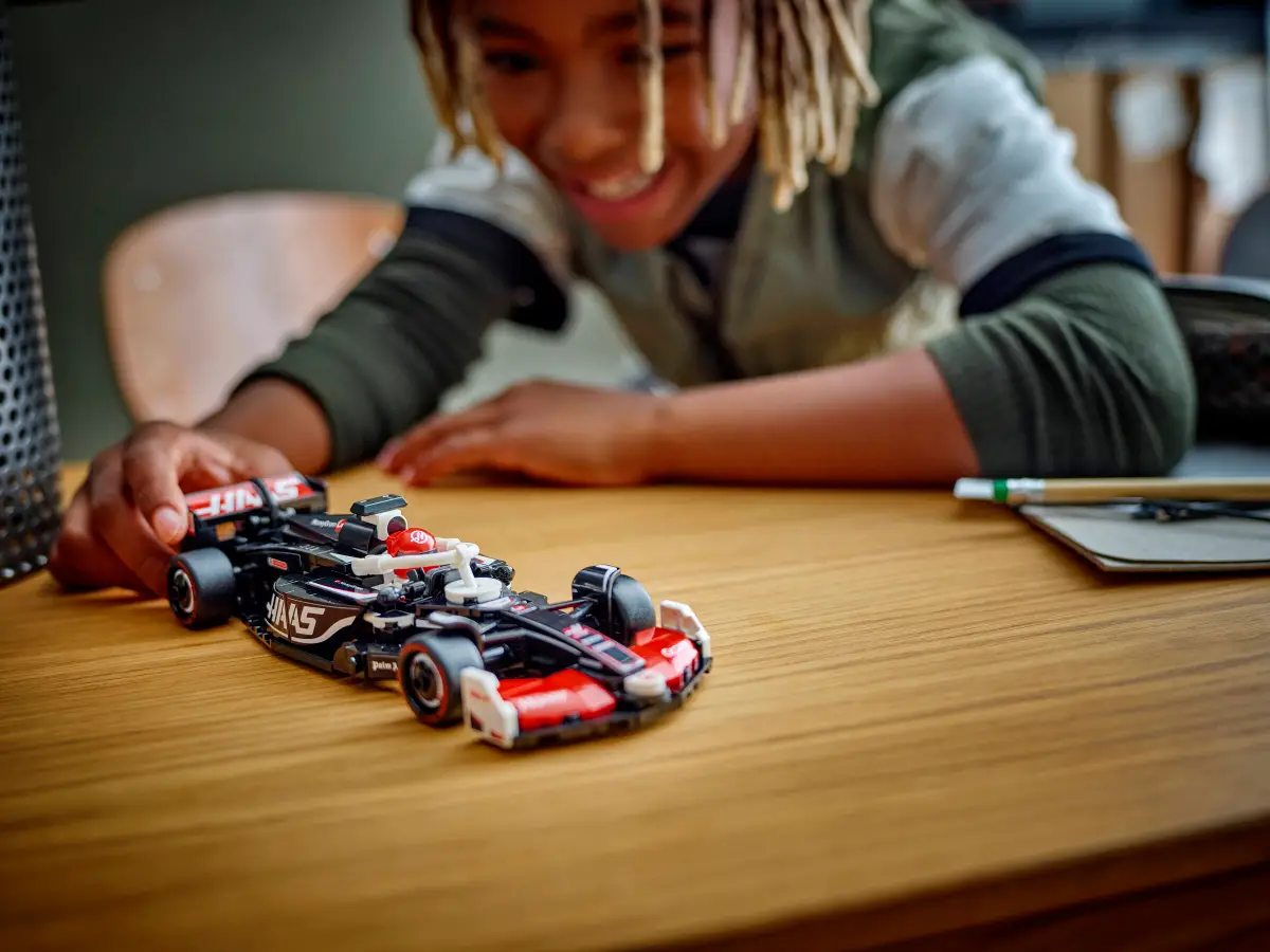 Lego SC MoneyGram Haas F1 Race Car 77250 - Image 4